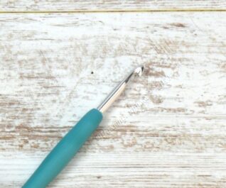 Крючок алюминиевый Maxwell Colors с резиновой ручкой арт.TB.AL-REZ11 Ø 5мм/1
